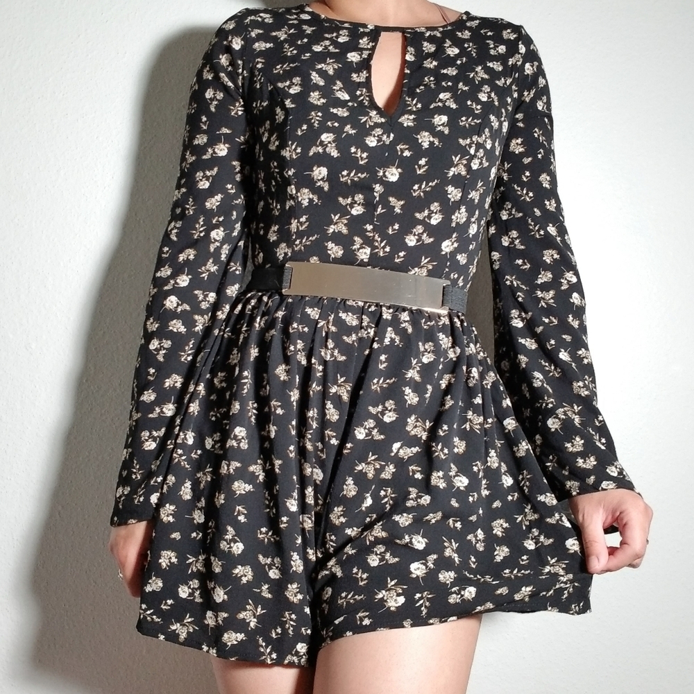 Material Girl Flare Romper Floral Size Small Bell Sleeve Used